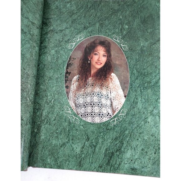 Heirloom Crochet Treasures ©1995  The Needlecraft Shop Donna Robertson  Patterns - Picture 5 of 8